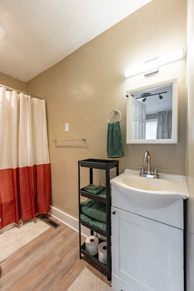 Building Photo - 4502 Kingsley Dr