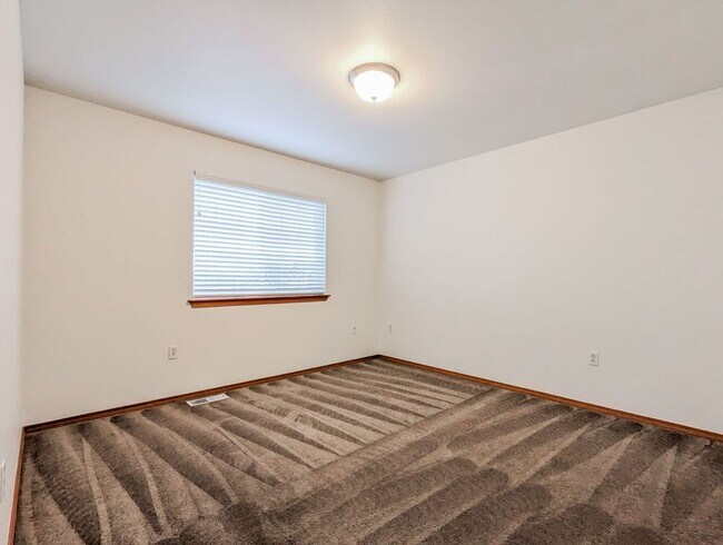 Building Photo - **Move-in Special!!!** Spacious 4 bd, 2.5 ba with 2 car garage and fenced yard!