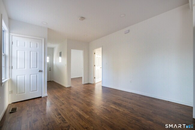 Building Photo - 340 Pleasantview Ave