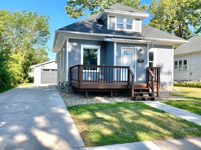 Building Photo - Newly Remodeled 2 Bed 1.5 Bath Home will L...