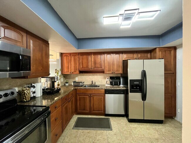 Building Photo - 1301 NE Miami Gardens Dr