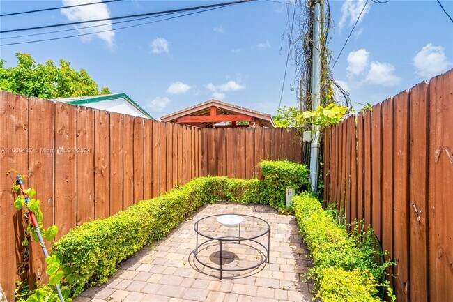 Building Photo - 9421 SW 37th St