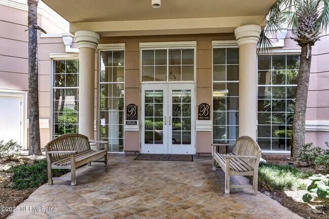 Building Photo - 426 Beachside Pl