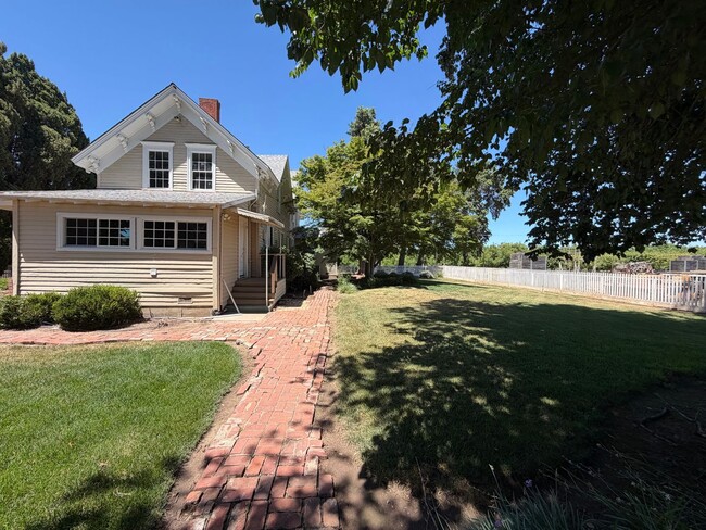 Building Photo - Large 5-6 Bedroom 2 Bath country home