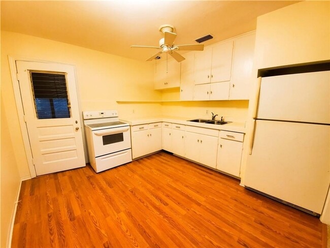 Building Photo - ANNUAL RENTAL 2/1 COTTAGE