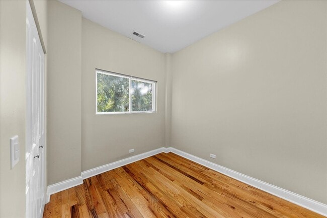 Building Photo - 3927 N Clarendon Ave