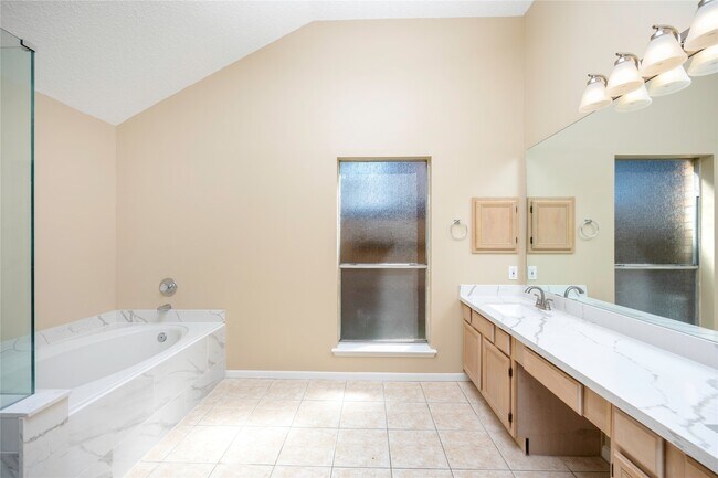 Building Photo - 811 Sierra Lake Dr