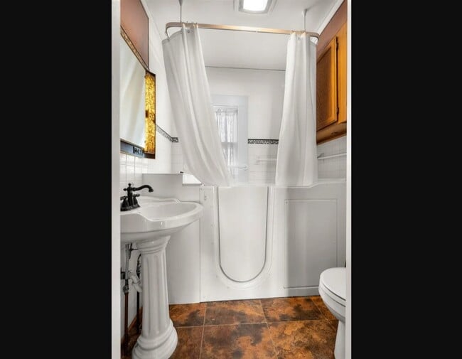 Building Photo - 2 Bedroom 1 Bathroom House, 1/2 OFF FIRST MONTHS RENT!!!