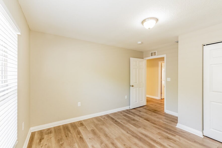 Building Photo - 674 15th Ave S