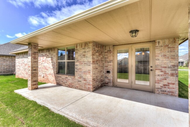 Building Photo - NEWER HOME IN MUSTANG SCHOOL DISTRICT AVAI...