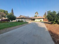 Building Photo - 2704 S Fairway Ct