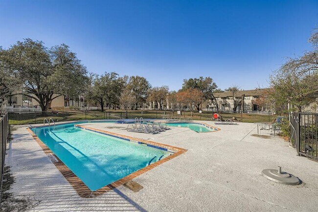Building Photo - 1827 River Crossing Cir