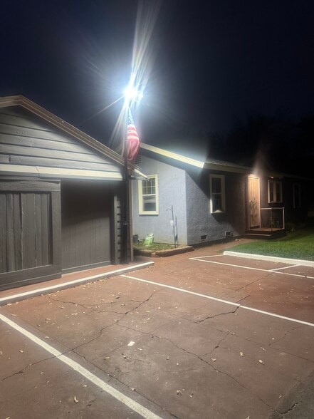 Building Photo - 9932 Beverly St