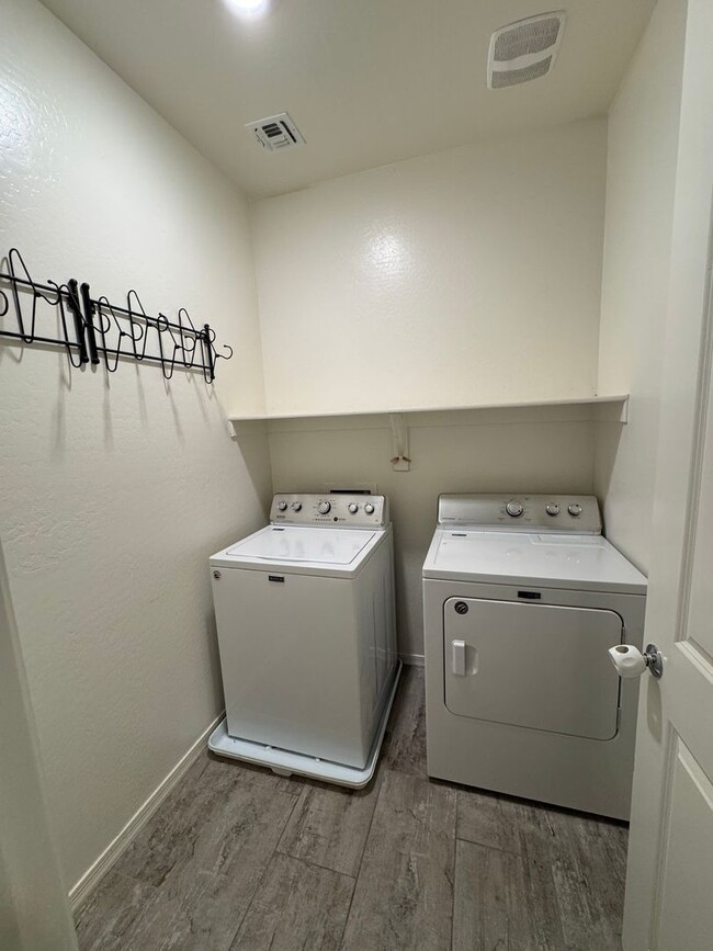 Building Photo - Upgraded Corner Townhome in the Heart of G...