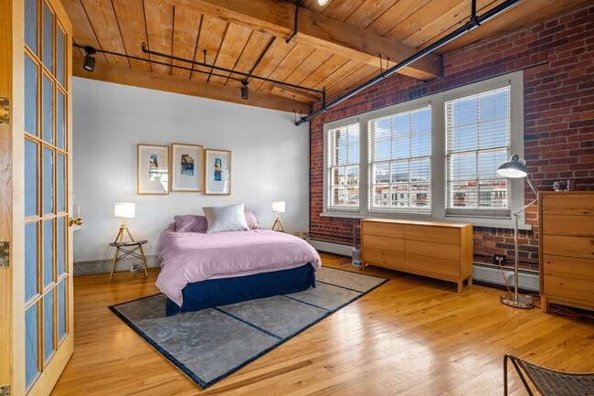Building Photo - Beautiful loft in Downtown Denver!