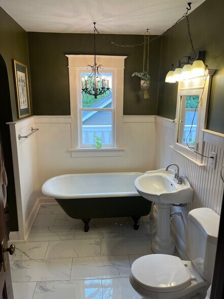 Upstairs Bathroom - 1054 Desoto St