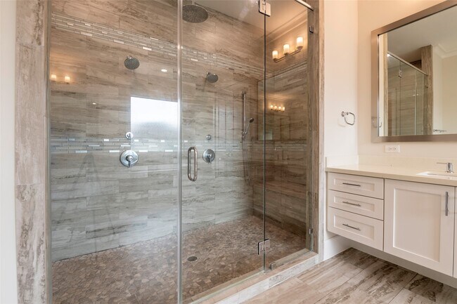 Building Photo - 1507 Martin St