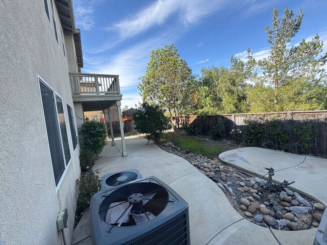 Building Photo - 6 bedroom 4.5 baths in Corona CA