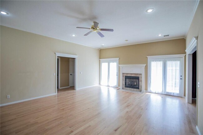 Building Photo - 115 NW Orchard Way