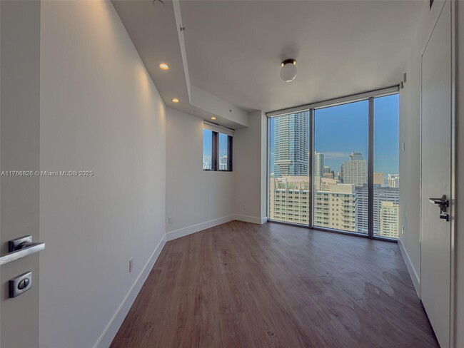 Building Photo - 1300 Brickell Bay Dr