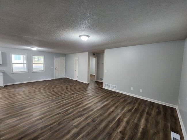 Building Photo - 709 W Creek Cir