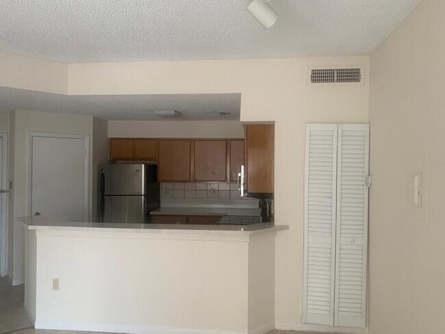 Building Photo - Split plan spacious 2bed/2batj