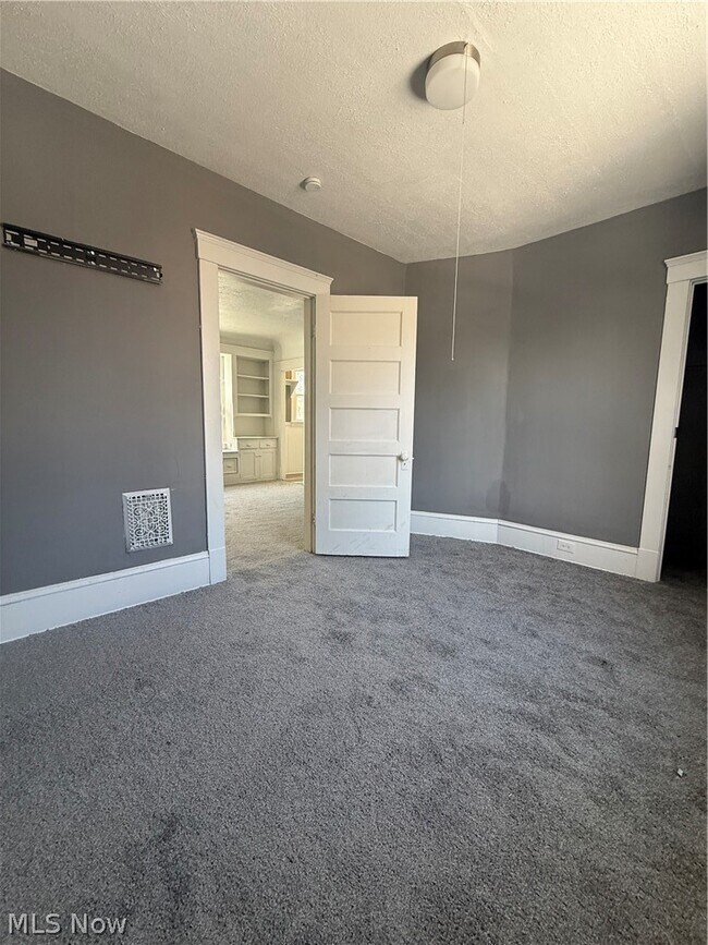 Building Photo - 10527 Earle Ave