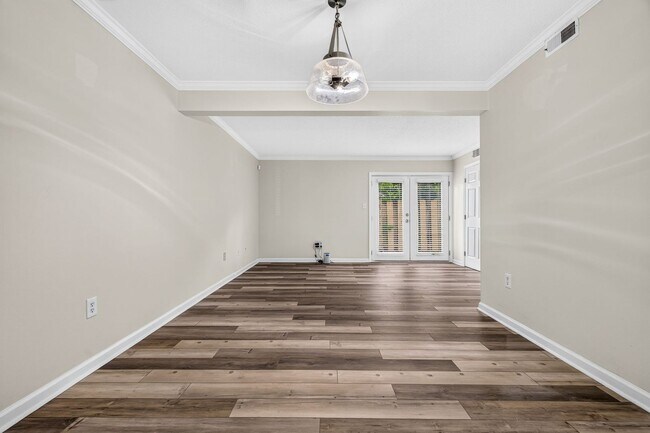 Building Photo - Live Minutes from Downtown Charleston and Local Favorites
