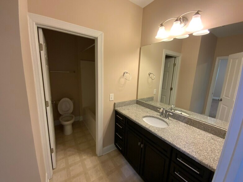 Upstair bath - 10220 vanguard pkwy