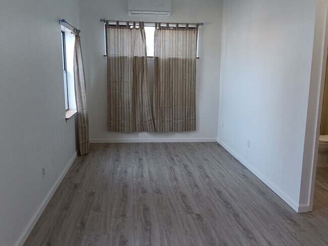 Building Photo - Charming 3-bedroom, 2-bathroom! Showings available NOW! New appliances! SPECIAL!!