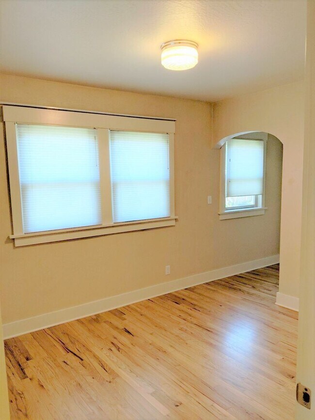 Building Photo - Updated 3 bedroom/3 bathroom duplex at E. ...
