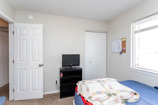 Building Photo - Fourplex in great central location!