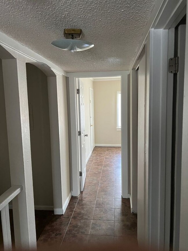 Building Photo - 2 bedroom Townhome off Pensacola Available...