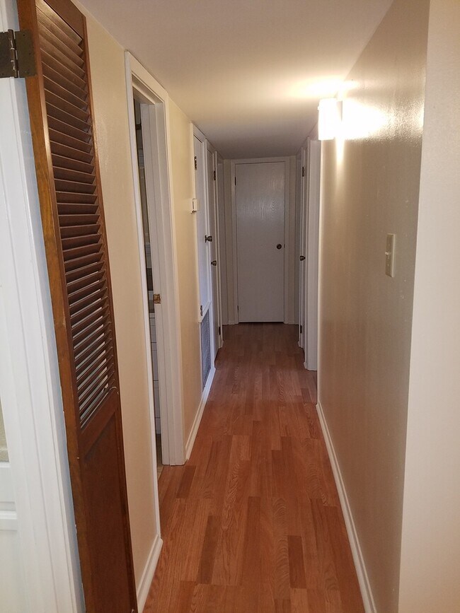Building Photo - Updated home off Ambassador