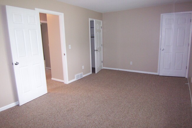 Master bedroom with 2 closet 11x18. 2nd floor - 4795 Lorraine Ave