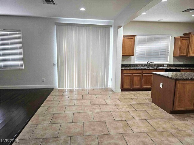 Building Photo - 2553 Chateau Clermont St