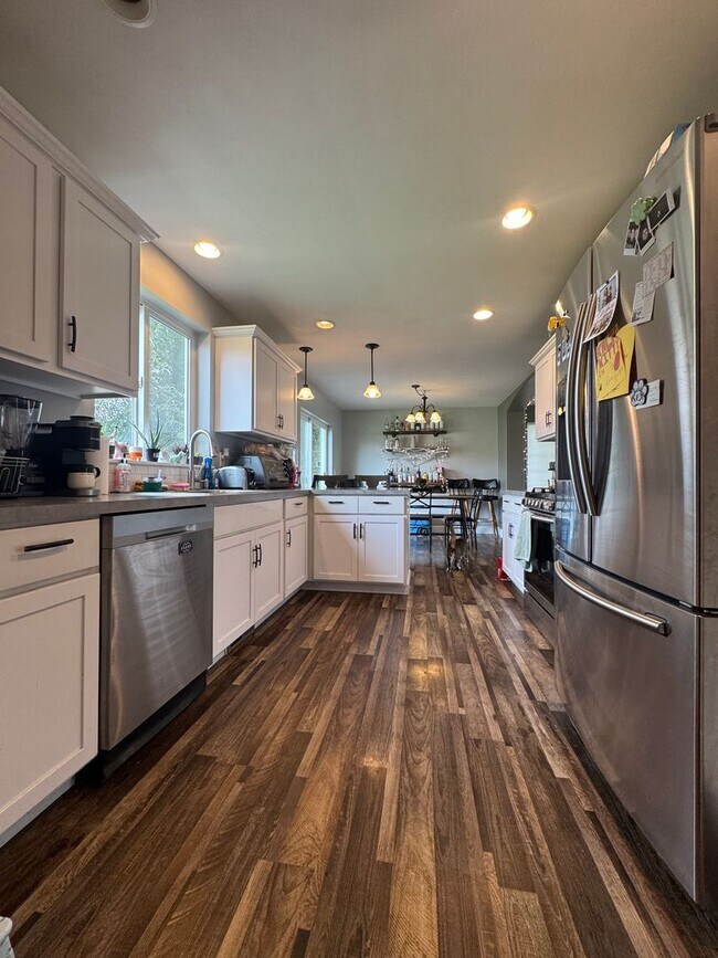 Building Photo - HUGE PET FRIENDLY Rental