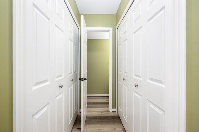 Building Photo - 45085 Horseshoe Dr