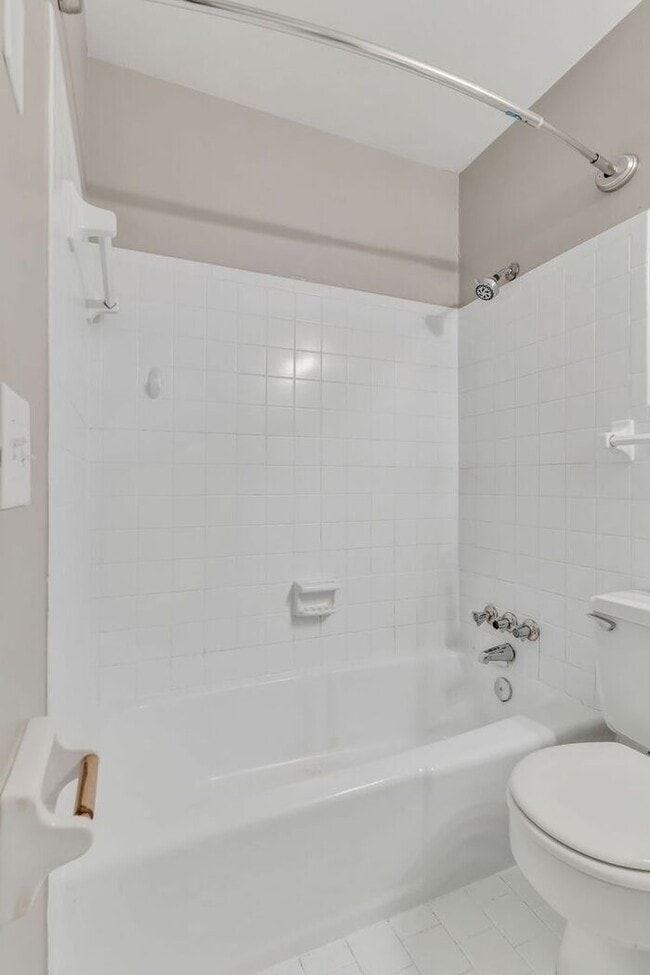 Building Photo - 2 Bedroom Unit was recently renovated.  Live walking distance from the downtown square or steps f...