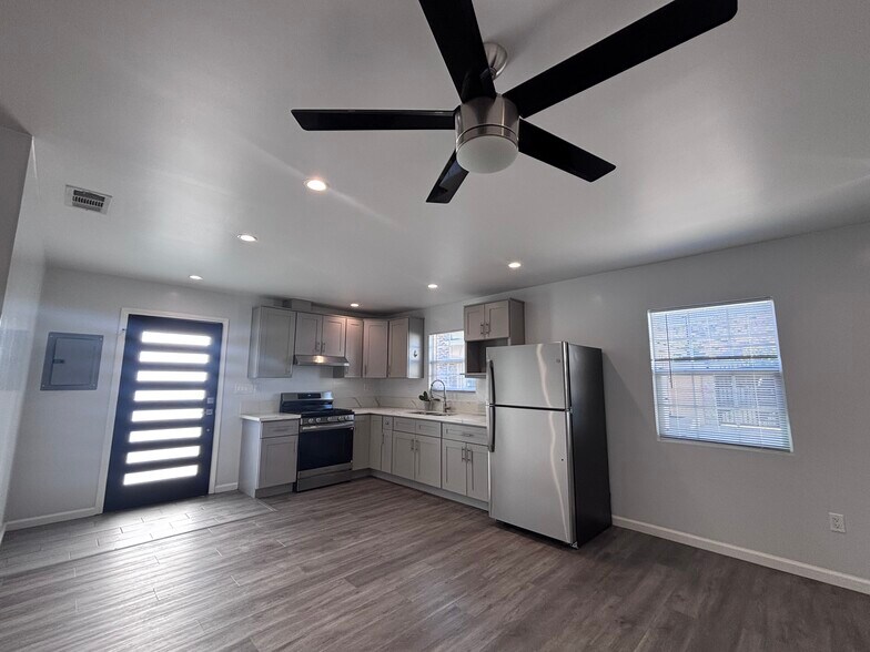 Stove and fridge included - 1730 Glenpark St