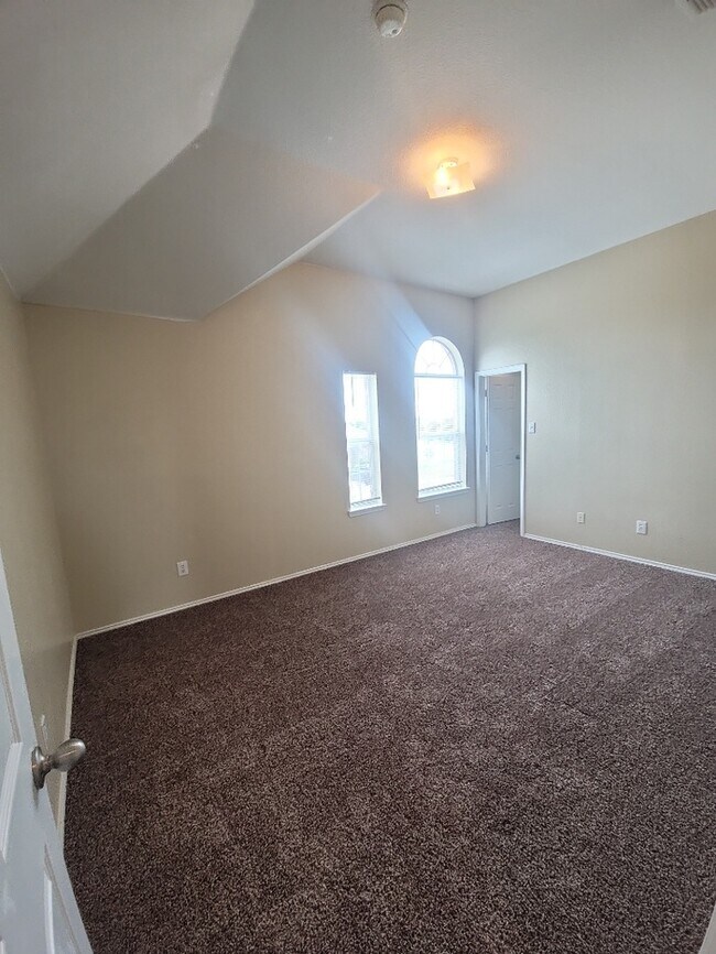 Building Photo - Huge Forney home 3/2/2