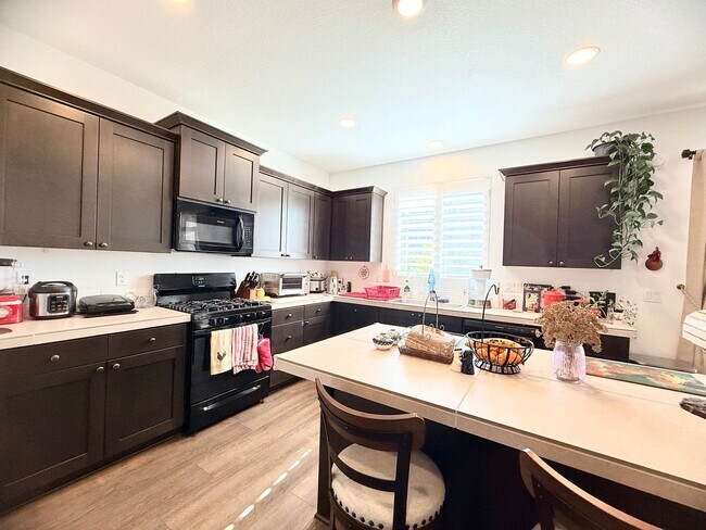 Building Photo - Updated 4 Bedroom Home with Stunning Private Backyard
