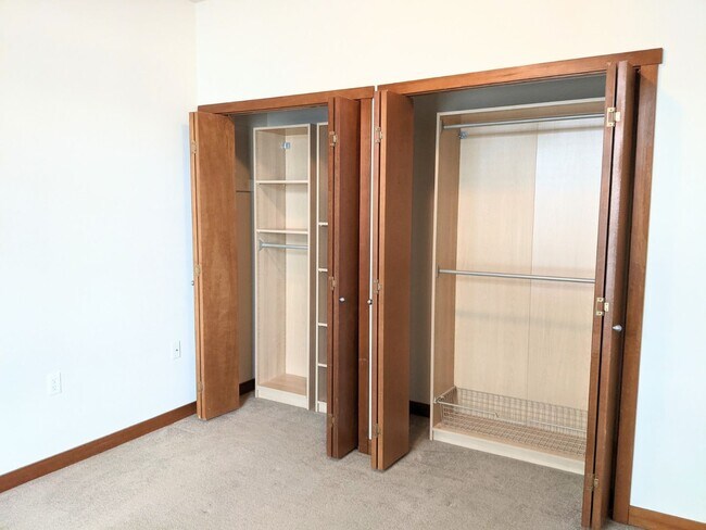 Building Photo - Centrally Located Condo