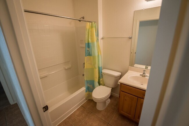 Building Photo - Charming 4 Bedroom, 3 Bath Home, with 2 Ca...