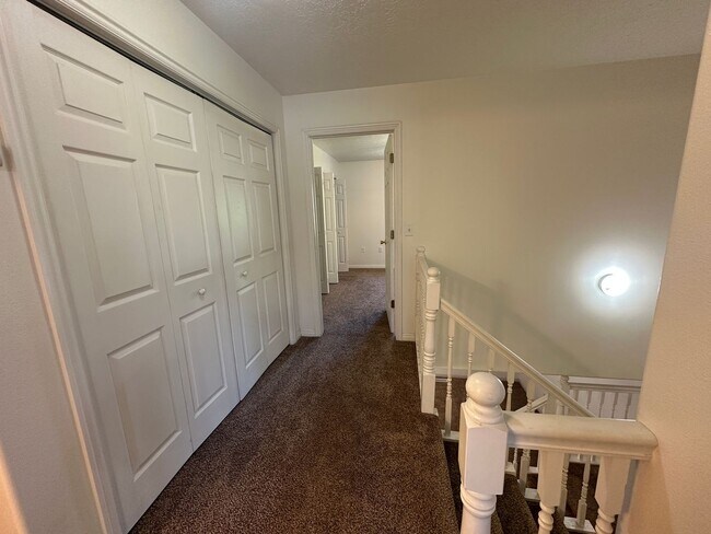 Building Photo - 2 Bed, 1.5 Bath Townhome in the Meadows