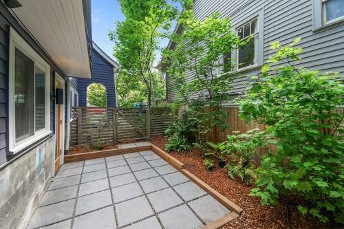 Building Photo - 0 bedroom in Seattle WA 98122