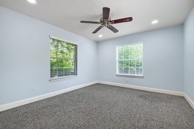 Building Photo - Alamo Heights home available now!
