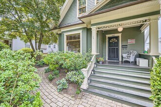 Building Photo - Queen Anne Home