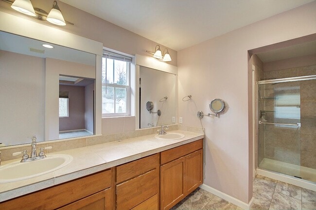 Building Photo - 3Bd/2.5Ba Redmond House