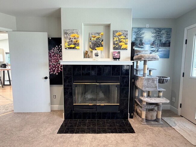 Building Photo - Executive 5 bed/4 bath home, POOL with pool service, decks with VIEWS, two kitchen/living room ar...